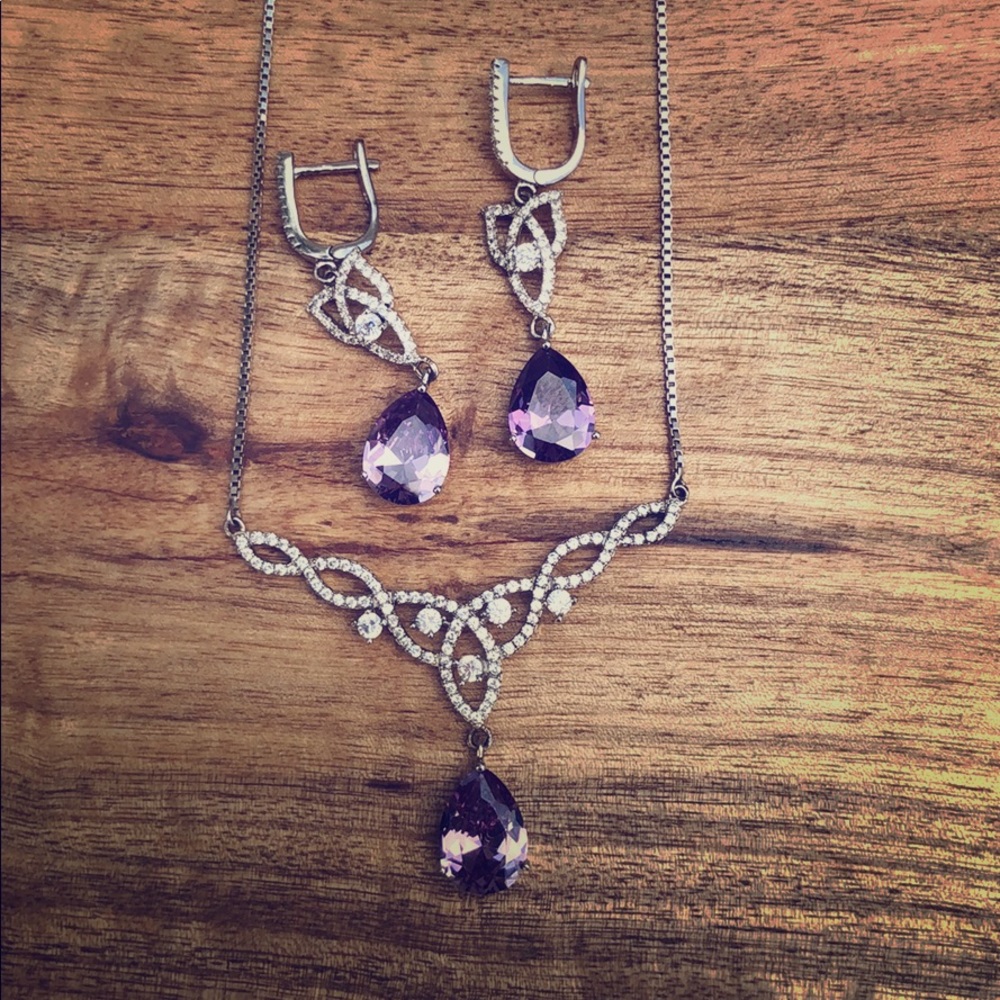Earrings + necklace set
